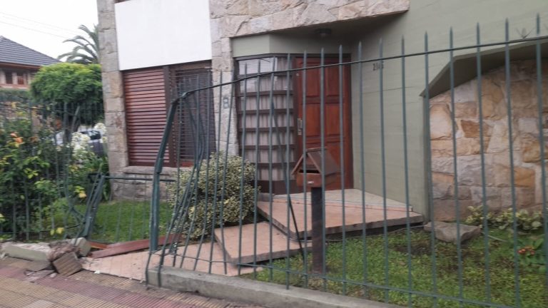 Un camión sin control terminó incrustado en el frente de una casa en Los Hornos