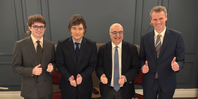 Javier Milei se reunió en Italia con el titular de la automotriz Stellantis antes de regresar a la Argentina