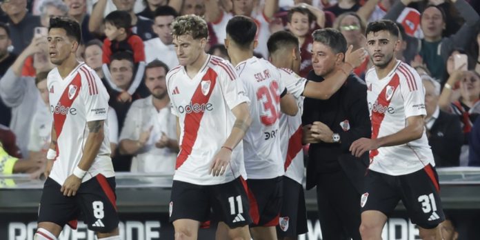 El emotivo gesto de los jugadores de River con Marcelo Gallardo tras el golazo de Pablo Solari ante Rosario Central