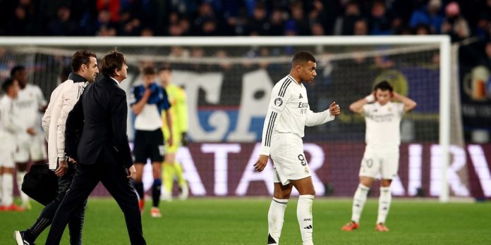 Alarma en Real Madrid: Mbappé se retiró lesionado en el primer tiempo del partido ante Atalanta por Champions