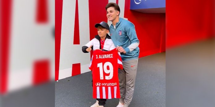 El noble gesto de Julián Álvarez con un fanático del Atlético de Madrid que sufrió las inundaciones en Valencia
