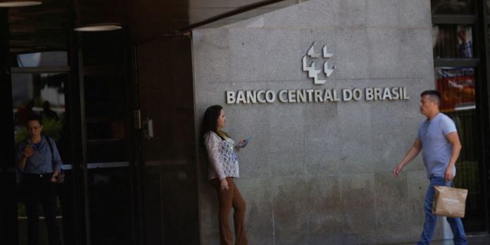 El Banco Central de Brasil subió la tasa de interés más de lo esperado frente al repunte inflacionario: un punto adicional, hasta el 12,25% anual