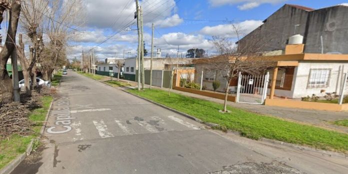 Salió furioso porque le orinaron la casa y le lanzó una patada a un hombre con quien tenía una enemistad: lo mató