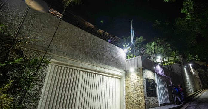 Estados Unidos condenó el asedio a la embajada argentina en Venezuela y reclamó salvoconductos para los asilados