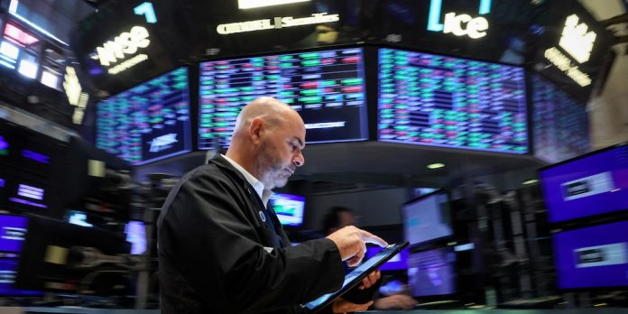 El riesgo país aceleró la caída y perforó el piso de los 700 puntos por primera vez en seis años