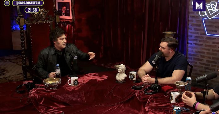 Javier Milei le regaló un busto de sí mismo al Gordo Dan y advirtió sobre el "exceso de gorilismo" de quienes "lo único que quieren es meter presa a Cristina"