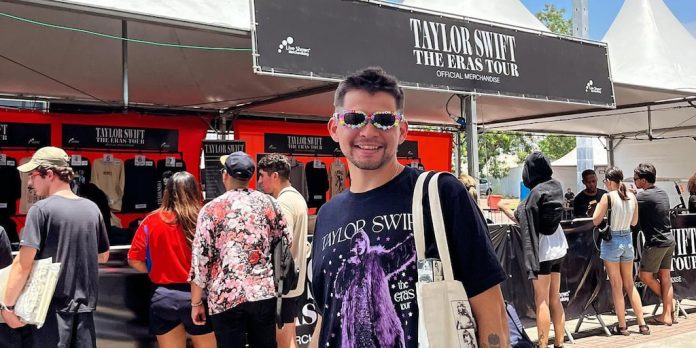 Fue a un concierto de Taylor Swift, encontró un zapato perdido de la cantante y con el dinero que recibió le pagó el tratamiento de cáncer a su prima