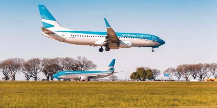 El Gobierno calificó como ridícula la propuesta de Kicillof para hacerse cargo de Aerolíneas Argentinas