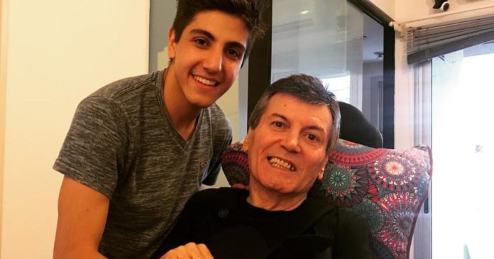 De seguir los pasos de su padre a mudarse a una isla y trabajar en un hotel: la nueva vida de Facundo Calvo, el hijo de Carlín