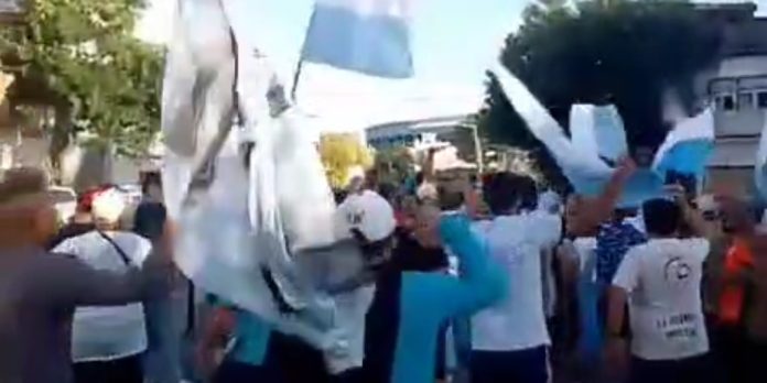 Los videos del choque entre la barra disidente y la oficial en las elecciones de Racing: el detrás de escena de los incidentes