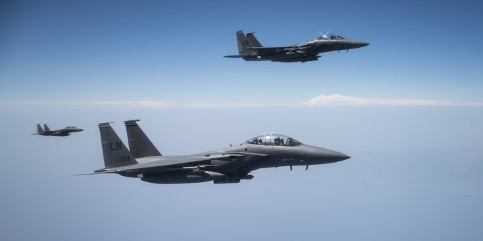 ¿Qué tan rápido puede volar un avión de combate de Nueva York a Los Ángeles? Así cruzan Estados Unidos