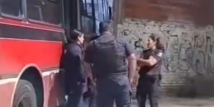 “Te voy a matar, te voy a pegar un tiro”: un chofer de la Línea 55 se resistió a un robo, perdió el control del colectivo y terminó incrustado en una casa