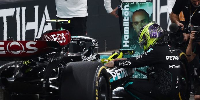 El show de Hamilton en su despedida de Mercedes: emotivo mensaje por radio, trompos y ovación