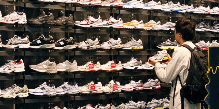 Reconocida tienda de zapatos reducirá su presencia con el cierre de 400 locales en los próximos años