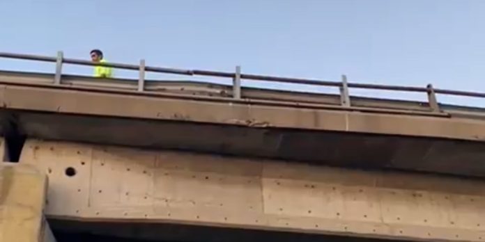 Un motociclista cayó desde la Panamericana y murió en el acto