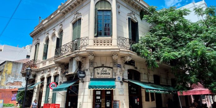 Cafetines de Buenos Aires: un buscador de parecidos que halla a sus amores perdidos en las mesas de La poesía de San Telmo