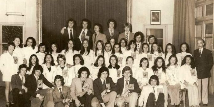 La primera promoción de una escuela del conurbano que hará un homenaje al director fundador tras más de 50 años