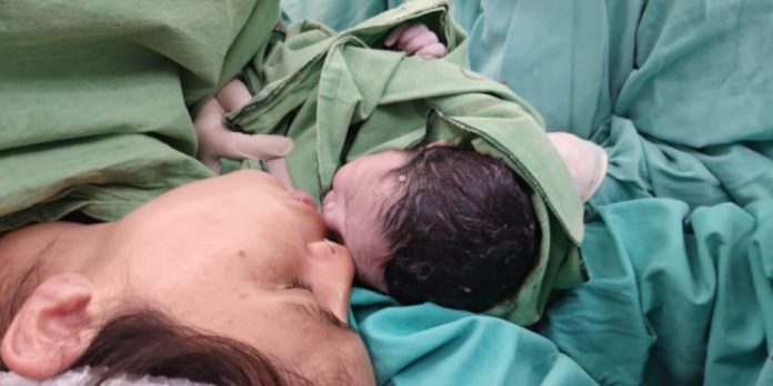 Una mujer dio a luz en un quirófano para salvarle la vida a su bebé: lo operaron al nacer por una afección mortal detectada en el embarazo