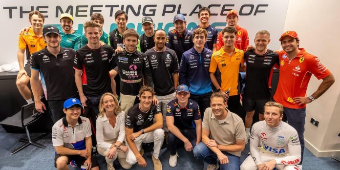 Un referente de la F1 dio detalles de la foto con Verstappen y Russell tras su furiosa pelea: “No tenían que besarse”