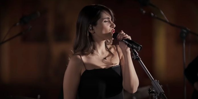 El régimen de Irán detuvo a la cantante Parastoo Ahmadi por realizar un concierto virtual sin el velo islámico