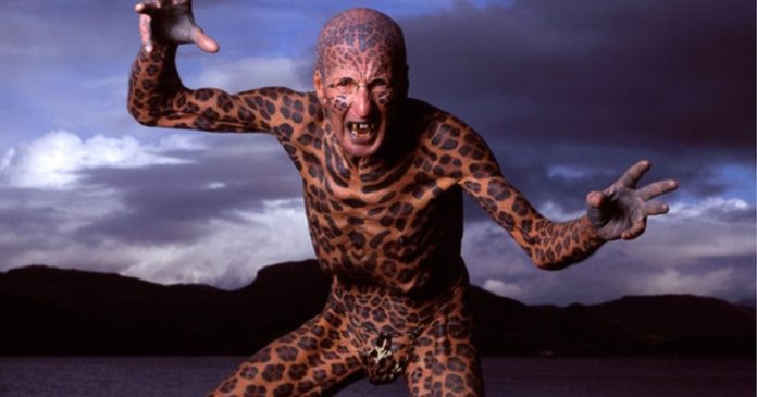 Quién era el hombre que se tatuó como un leopardo y vivió como un ermitaño durante 20 años