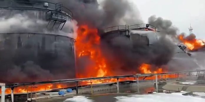 Ucrania atacó un depósito de combustible conectado a un oleoducto clave de Rusia