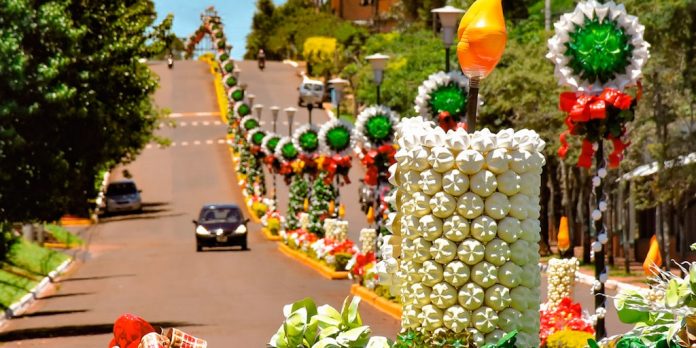 El pueblo “más navideño de la Argentina” ya vive su espíritu festivo: adornos gigantes, mariposas y botellas recicladas