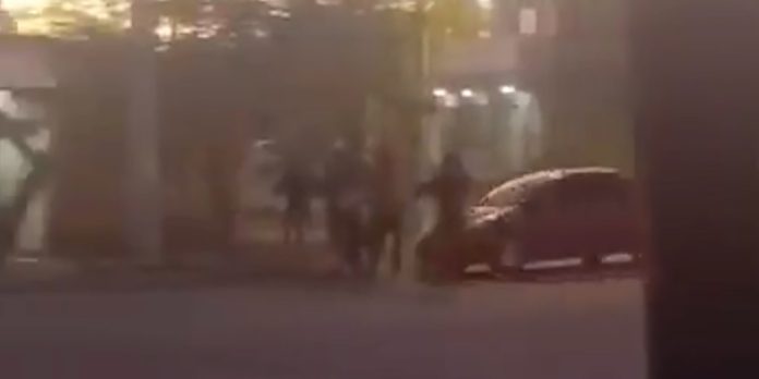 Video: tuvo una discusión con un grupo de jóvenes, los atropelló y huyó