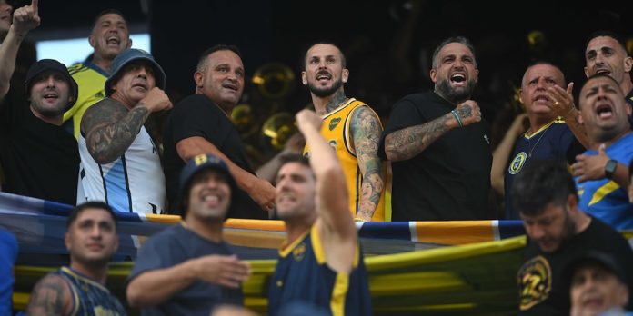 El Pipa Benedetto asistió a La Bombonera y vio el partido de Boca Juniors desde el paravalanchas