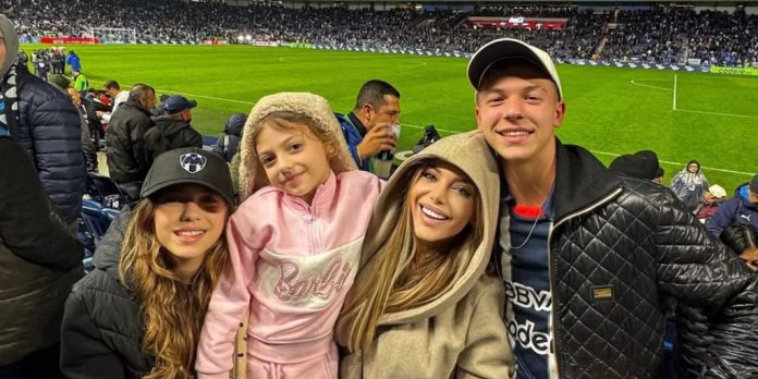 La alegría de Evangelina Anderson al reencontrarse con su hijo Bastián en México: “Mis tres pollitos”
