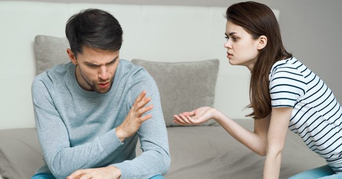 Descubrí lo que revela desviar la mirada al hablar, según la psicología