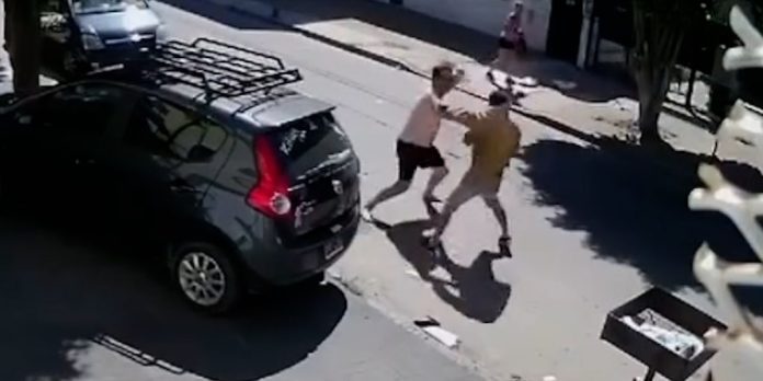 Tres de Febrero: vecinos atraparon a un ladrón, le dieron una golpiza y lo dejaron en calzoncillos