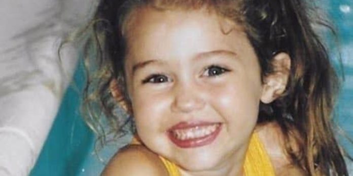 La foto acertijo: ¿Quién es esta niña que se convirtió en una actriz famosa a los 12 años?