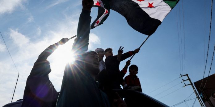La historia y el significado de la bandera que los rebeldes reinstalaron en Siria tras la caída de Al Assad