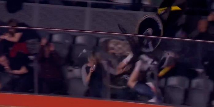 La impactante colisión en una carrera que terminó con dos ciclistas fuera de la pista y cuatro espectadores heridos