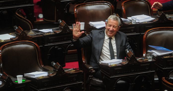 Julio Cobos criticó a Javier Milei por la falta de obras de infraestructura: "Al menos lea los diarios para ver la realidad que vivimos"