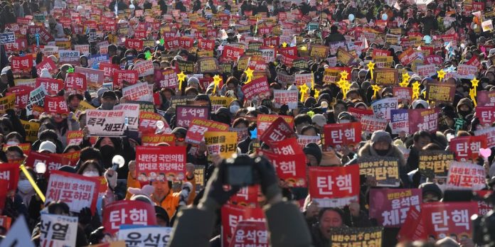 Surcoreanos se congregaron ante el Parlamento para celebrar la destitución del presidente Yoon Suk-yeol