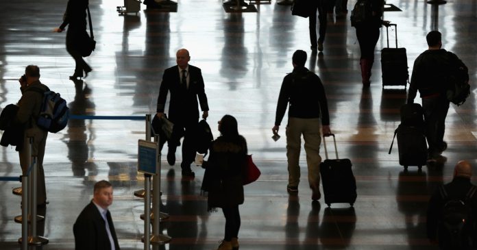 La llamativa nueva regla de American Airlines que hay que cumplir para abordar un avión