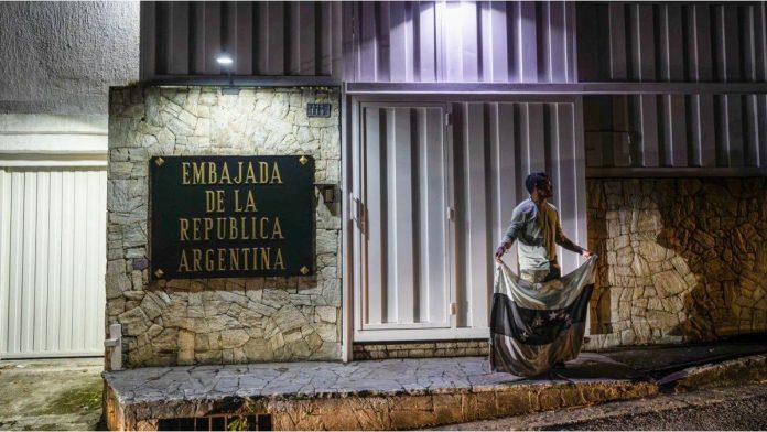 Venezuela: el Gobierno apoyó declaración de la OEA para exigir salvoconductos para asilados en Embajada Argentina