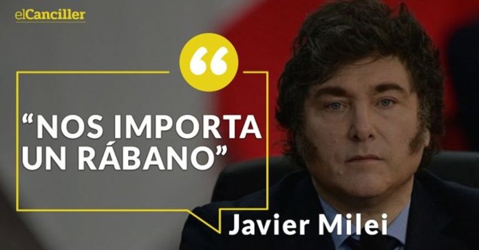 Milei cruzó a la "política tradicional" que trajo "ruina" a la Argentina, porque implica que los "amigos y clientes" del poder "ganen a costa" de que los demás "pierdan", por eso pidió escuchar al "ciudadano de bien" y no a quienes opinan "sobre casi todos los temas".