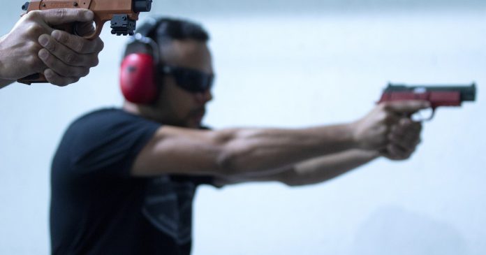 El Gobierno bajó la edad mínima para portar armas y hay polémica: los argumentos a favor y en contra