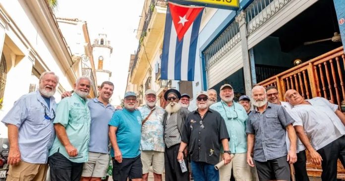 ¿Por qué 18 dobles del escritor Ernest Hemingway recorren La Habana?