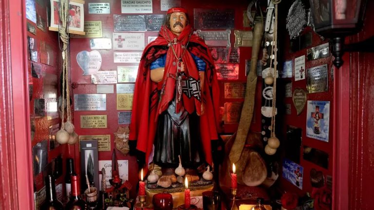 La Plata celebra un nuevo aniversario del Gauchito Gil con ofrendas, música y tradición