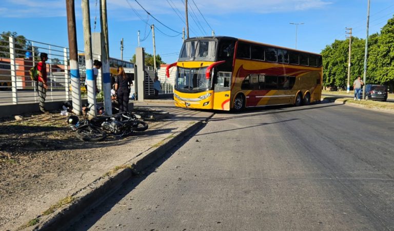 Grave accidente en Abasto: un motociclista lucha por su vida tras colisión con un micro