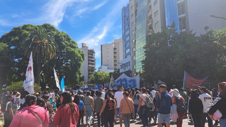 Movilización en La Plata: UTEP exige un ingreso de emergencia escolar