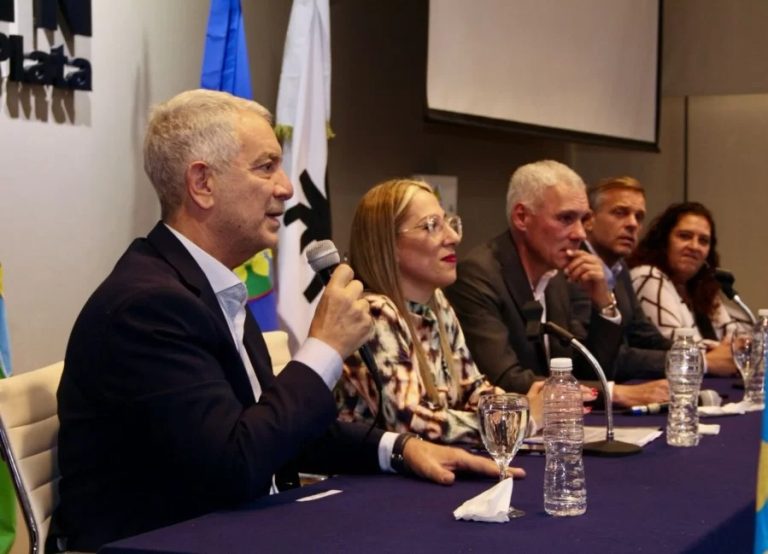 Cagliardi abrió las sesiones en Berisso con la presencia de Alak