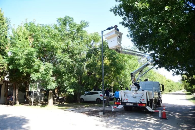La Plata avanza con el Plan de Alumbrado Público: nuevas luminarias en Arana y Tolosa