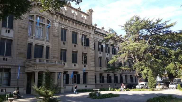 Conmoción en el Colegio Nacional depor el intento de suicidio de una estudiante