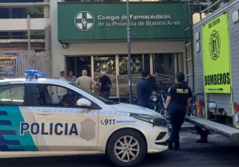 Incendio en el Colegio de Farmacéuticos de La Plata por la ruptura de frascos con químicos
