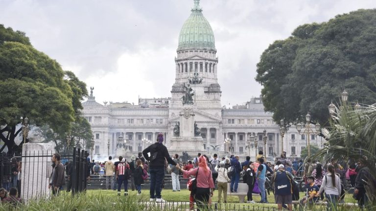 Gremios, estudiantes y docentes de La Plata marchan en la movilización de apoyo a los jubilados